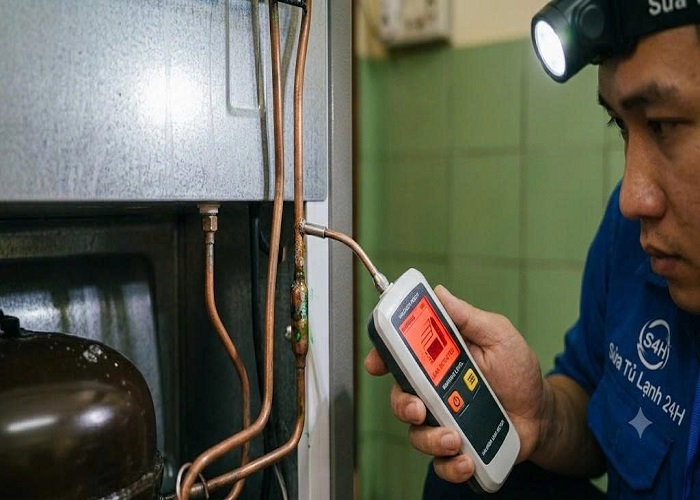 Thợ sửa chữa block tủ lạnh chạy liên tục do thiếu gas